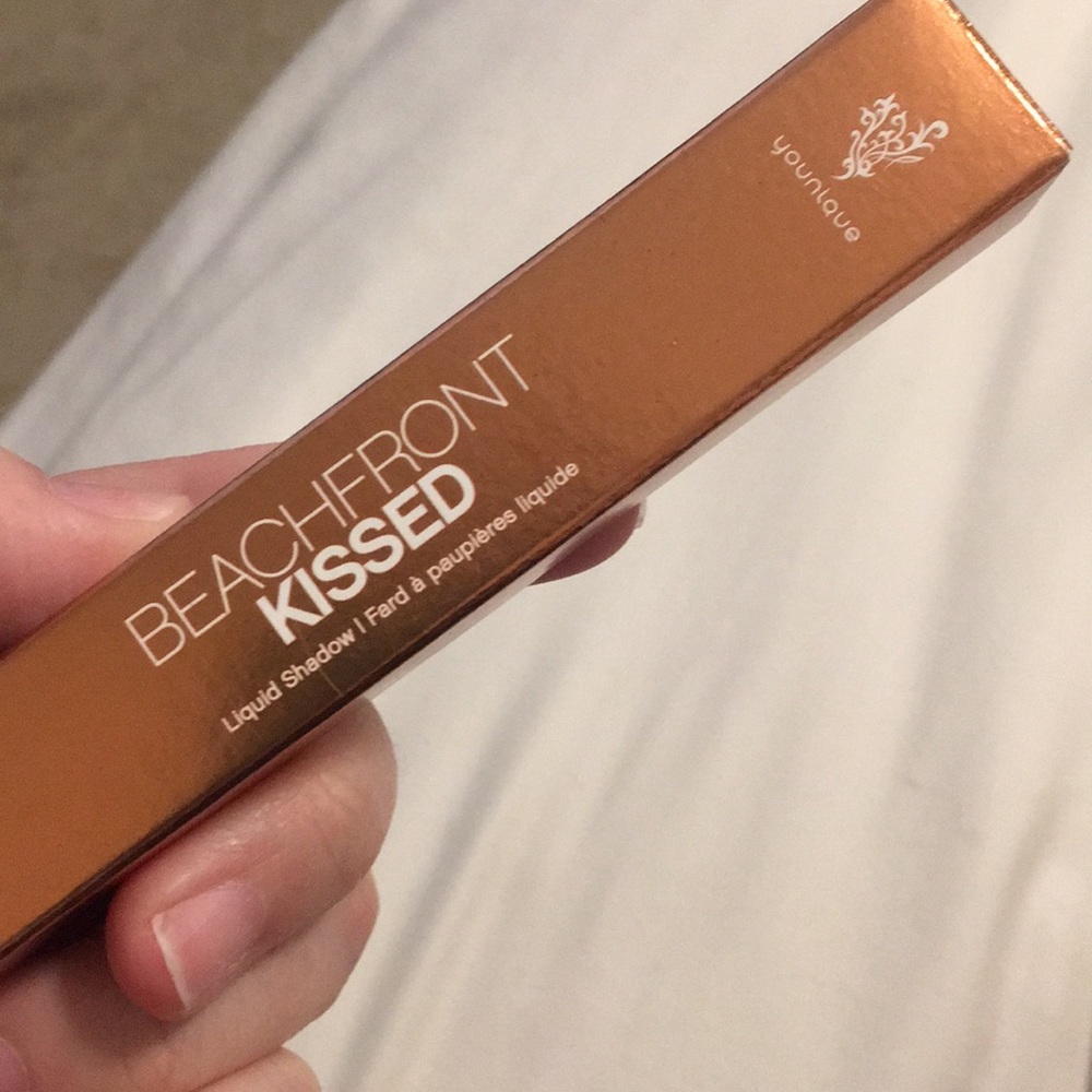Younique liquid eyeshadow in palm beach